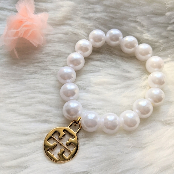 Tory Burch Large Logo Charm on Pearl Bracelet New - Picture 4 of 6